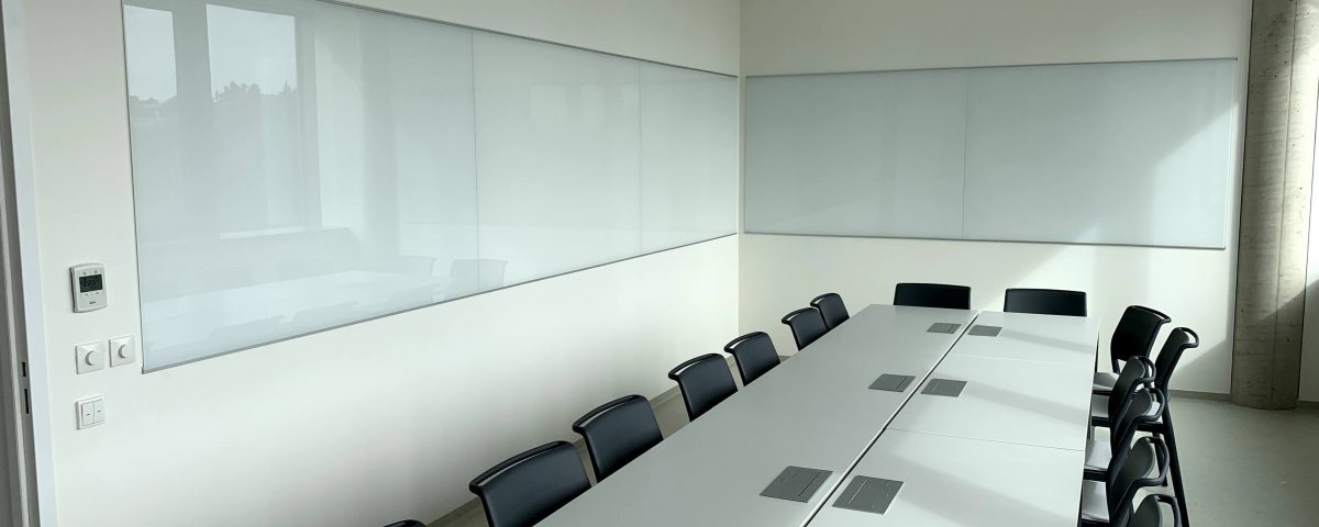 skleněná tabule ve školící místnosti